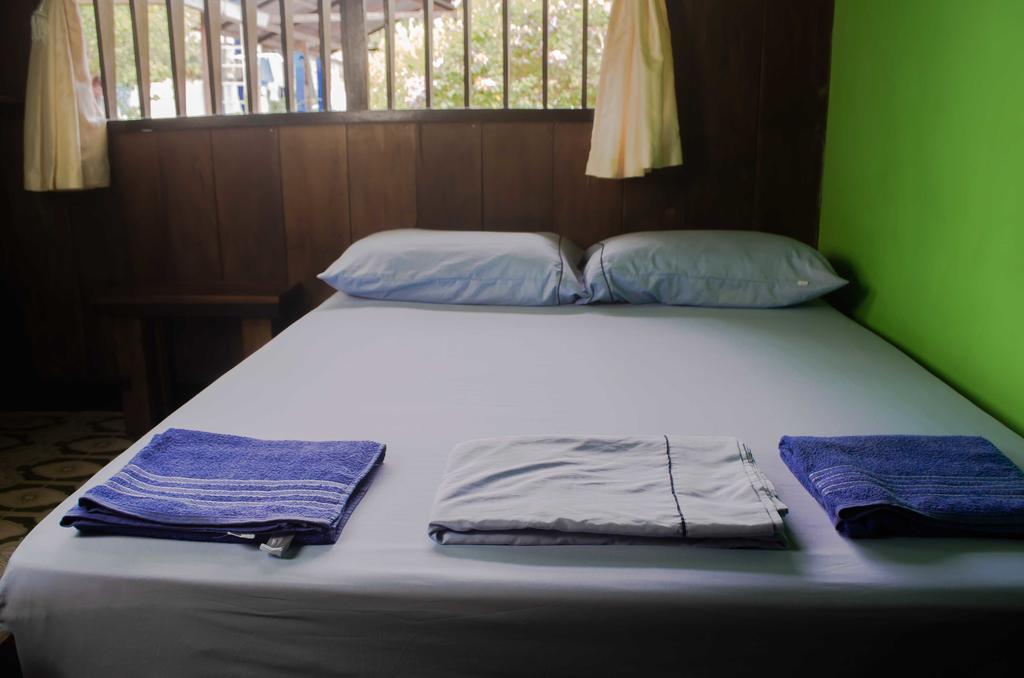 Hostel Casa De Las Palmas Tours ليتيسيا الغرفة الصورة
